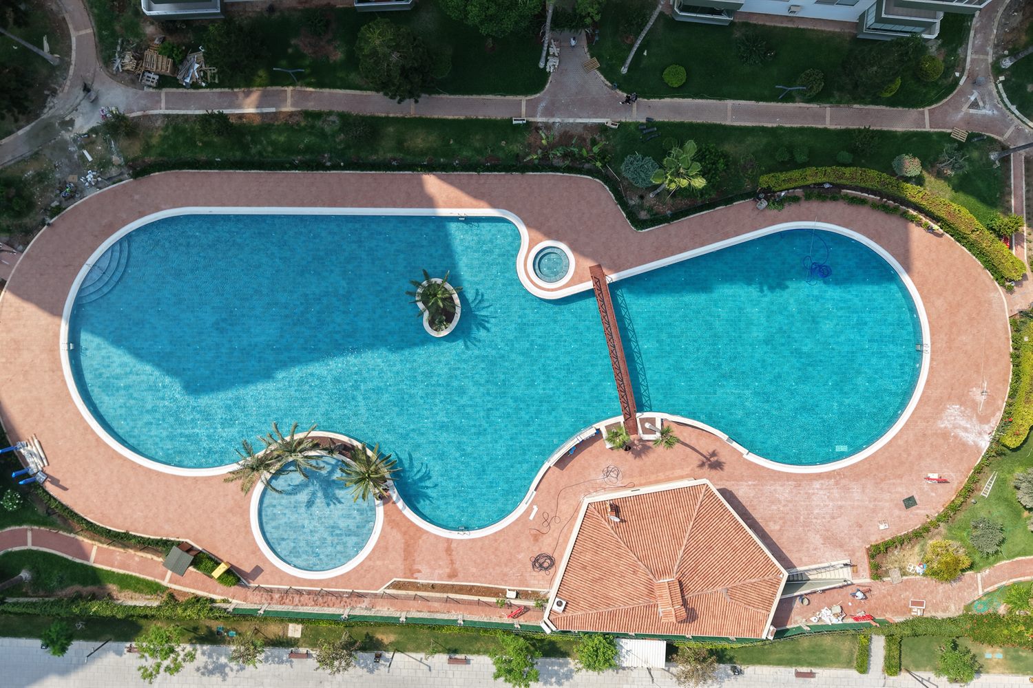 Kasım Ekenler Sitesi havuzunun Alyantis Havuz İnşaat tarafından yenilenen son hali